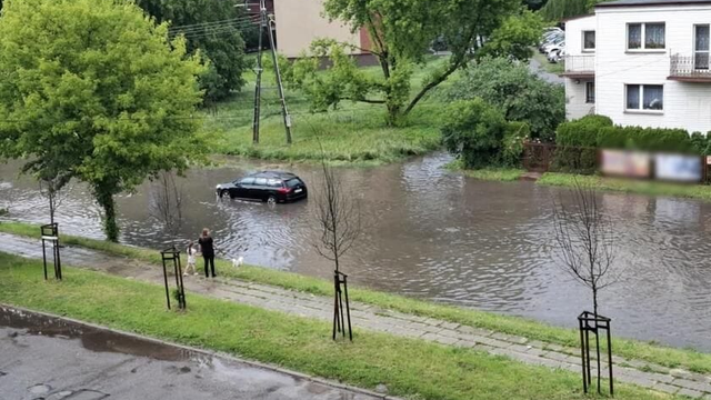 Nočné búrky zaplavovali. Silný vietor aj trhal strechy a poškodil 3 autá