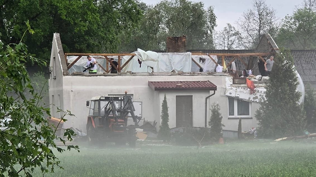 VIDEO: Búrka v našej oblasti strhávala strechy a ničila všetko, čo jej stálo v ceste