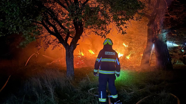 VIDEO: Po údere blesku začalo horieť. Hasiči mali takmer 500 výjazdov