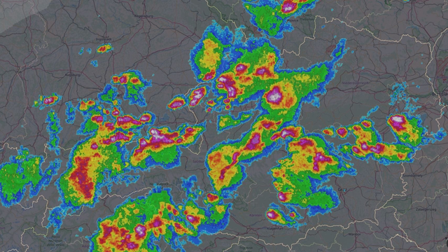 Parndorf zasiahla silná búrka, teraz mieri na Slovensko