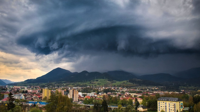 Hrozí ďalšia vlna silných búrok, ktoré môžu páchať škody. Prídu už zajtra