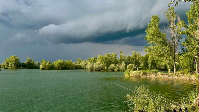 AKTUÁLNE: Najnebezpečnejšia búrka postupuje na stredné Slovensko. Inde prší