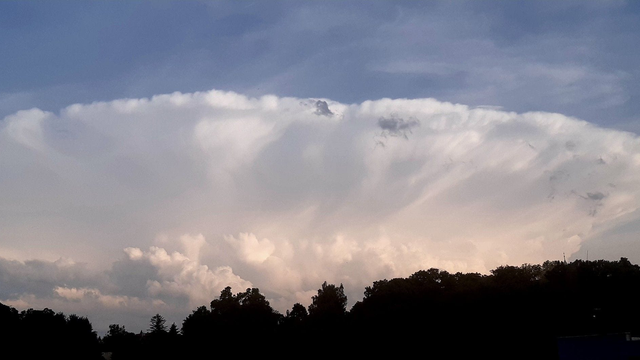 Mimoriadne silné búrky východne od Prahy priniesli aj downburst. Na hraniciach s Nemeckom sa formuje bow-echo