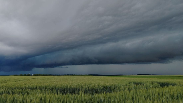 VIDEO: Maďarskom sa ženú silné búrky. Prinášajú veľké ničivé krúpy