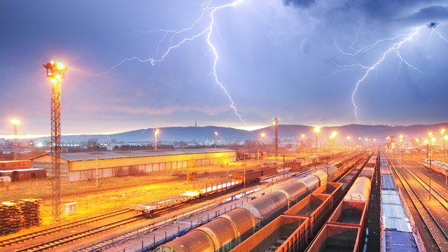 Vietor láme stromy a tie padajú na trate. Vlaky naberajú meškanie