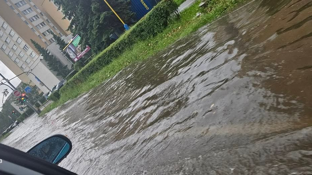 AKTUÁLNE: Búrka už zaplavuje Košice. Pod vodou je viacero hlavných ulíc aj diaľnica