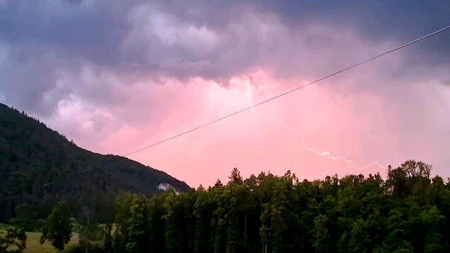 Začínajú sa tvoriť prvé búrky, môžu byť NEBEZPEČNÉ