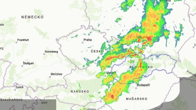 Búrky s vetrom postupujú cez stred Slovenska. Ďalšia vlna prichádza z Moravy
