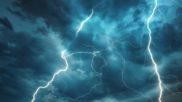 Studený front už prichádza. Prináša búrky aj silný vietor, teraz mieri nad Slovensko