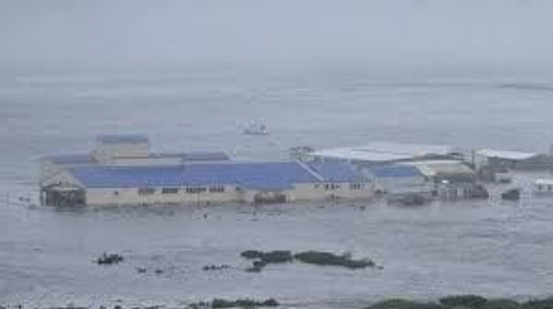 Vlna zaliala domy na pobreží Petropavlovsk-Kamčatskij, foto: AFP