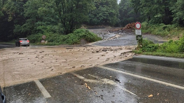 Ešte to len začalo a už je to zlé. Na juhu došlo ku zaplaveniu cesty