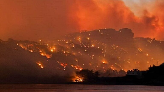 Na obľúbenej Kréte zúri lesný požiar. Dovolenkárov evakuujú