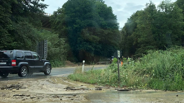 Nánosy bahna, kameňa a vody obmedzili dopravu. Na juhu spadlo až cez 60 mm