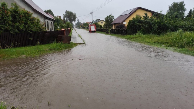 VIDEO: Poľsko sa po silných dažďoch ocitlo pod vodou. Hasiči mali plné ruky práce