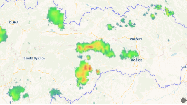 Večerné búrky na Slovensku neutíchajú. Kde sa stále blýska?