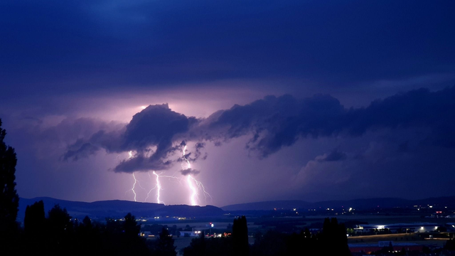 Búrková línia teraz postupuje stredným Slovenskom