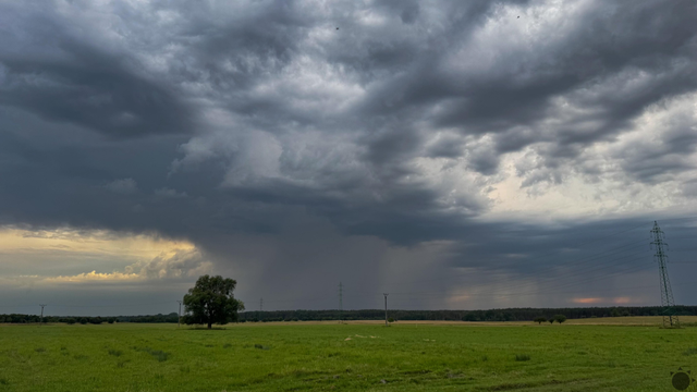 Búrky a výrazné zrážky sú už pred bránami Slovenska. Sledujte radar