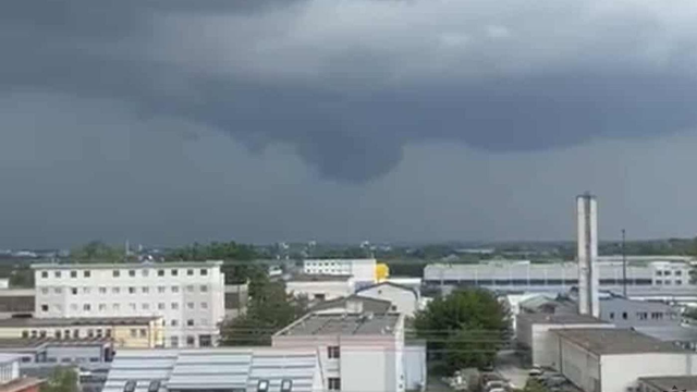 Supercela postupuje západným Slovenskom