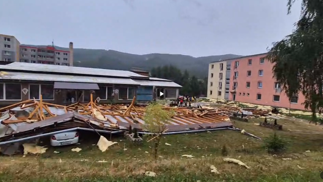 Búrky na východe páchajú obrovské škody, strhávajú strechy a lámu stromy