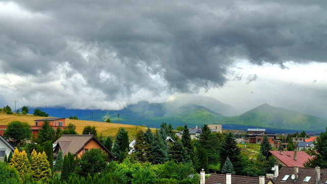 Na Slovensku sa objavili aj búrky. Najviac zrážok spadlo na severe krajiny, úhrny prekročili 100 mm