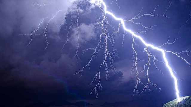 Blesk zasiahol tridsaťročnú ženu, maďarskú rodinu blesky uväznili na ferrate