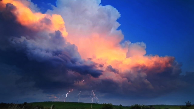 AKTUÁLNE: Už vznikajú prvé búrkové jadrá západne od nás. Búrky budú smerovať na Slovensko