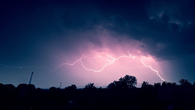 Už to všetko začína. Nad Slovenskom sa tvoria prvé búrky a naberie to na sile