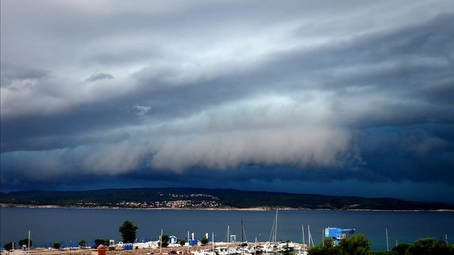 Búrky dnes začnú vyčíňať a môžu byť aj silné