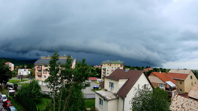 Búrky úradujú už od skorého rána, hrozia povodne