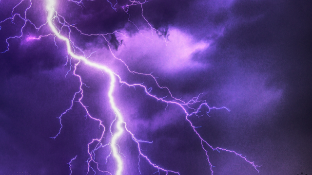 Turistika sa zmenila na drámu: Blesk zasiahol turistu priamo na chodníku!