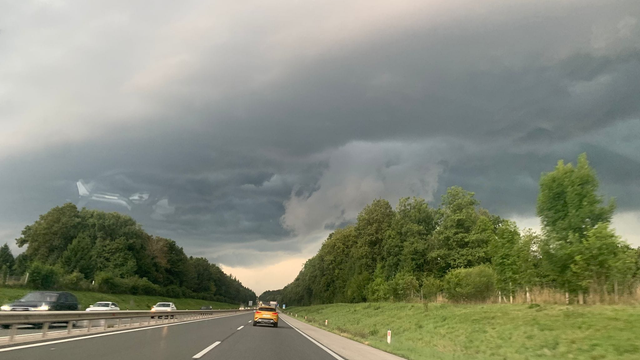 Už sa to ku nám valí. Práve postupuje búrkový front. Sledujte RADAR