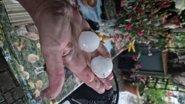 Supercela priniesla krúpy s priemerom 4 cm. Tie napáchali škody