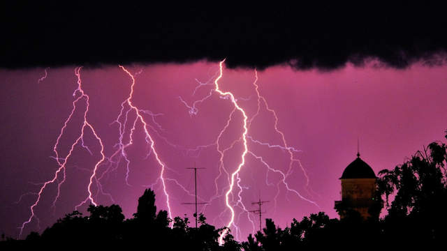 Na juhu nám ožívajú búrky. Prinesú najmä lejak