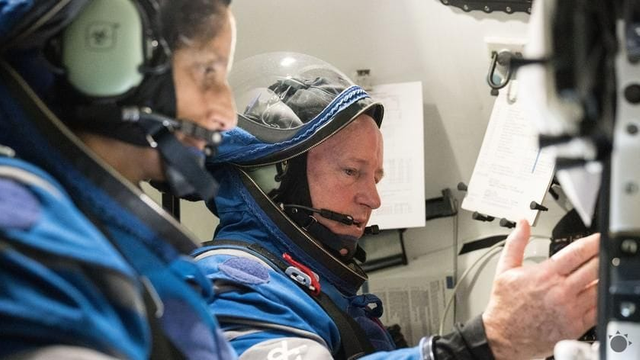 Namiesto týždňa bol 9 mesiacov vo vesmíre. Teraz odchádza z NASA