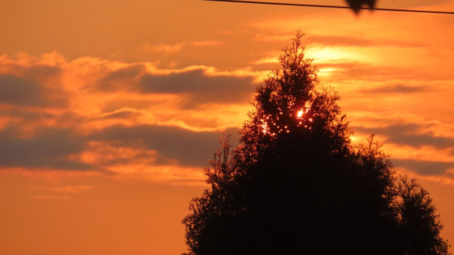 Západ slnka je v týchto dňoch červený. Má to zaujímavú príčinu