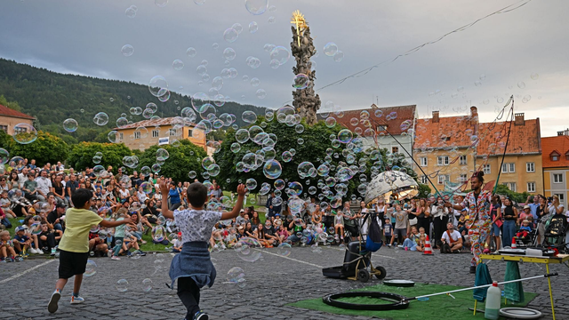 Juhom stredného Slovenska postupujú početné búrky. Známe Kremnické gagy prerušil lejak