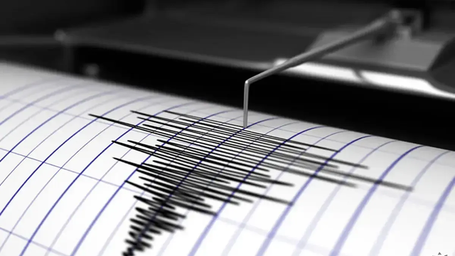 Došlo k silnému zemetraseniu s magnitúdou 7,5, úrady vydali varovanie pred tsunami