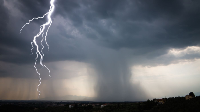 Dnes budú búrky silnejšie a pridajú sa lejaky. Platia VÝSTRAHY