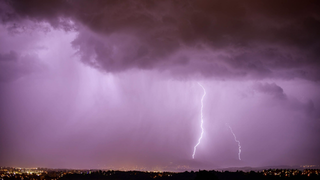 Od juhu sa nad Slovensko blížia búrky. Prídu po polnoci