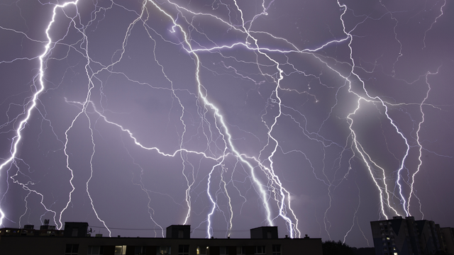 VÝSTRAHA pred búrkami. Dnes to začne byť divoké