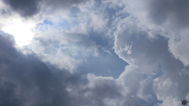 Na Slovensku sa objavili prvé búrky. Hrozia vyššie úhrny, ale aj krúpy