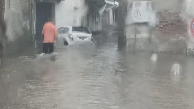 Tisíce ľudí bez elektriny. Cesty zaplavilo bahno, voda zaplavuje aj nemocnicu