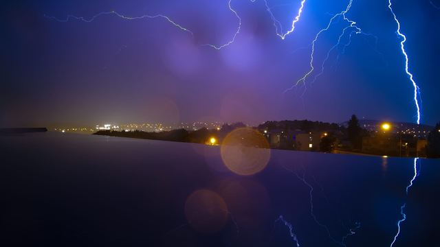 Blesky udierali rovno do zeme, Bratislavu zaliala voda