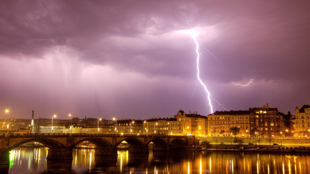 Leto práve vrcholí. Na Slovensko sa rútia lejaky a búrky