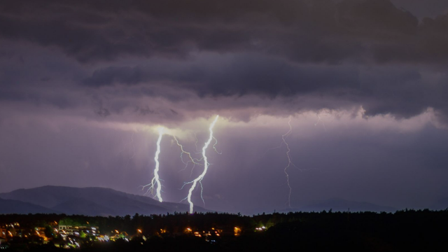 Slovensko dnes čaká ďalšia vlna búrok, ale už len niektoré okresy