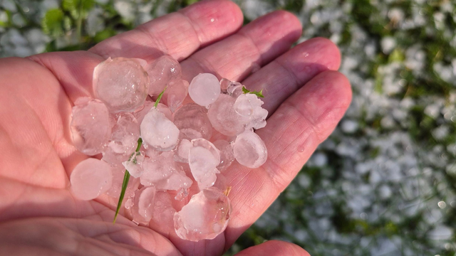 AKTUÁLNE: Východ Slovenska zasypali krúpy. Búrky prinášajú aj ľad