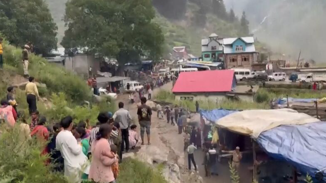 Masa vody zničila časť pútnickej cesty. Voda zmietla obyvateľov aj pútnikov