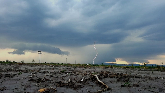 Front sa zrýchlil, studeného vzduchu je viac a to mení dnešnú predpoveď