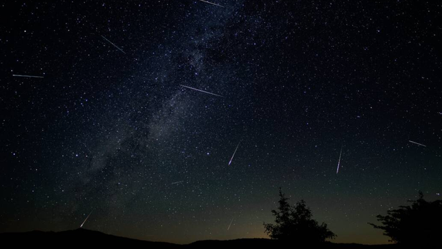 Pripravte sa na jednu z najkrajších nocí roka: Perzeidy opäť rozžiaria oblohu