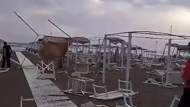 Dráma na dovolenke: Silný vietor vyvracal všetko, čo mu stálo v ceste